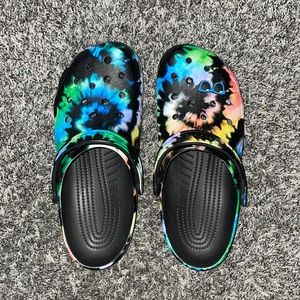 Tye die crocs with free charm